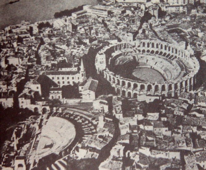 Rzym - Teatr i amfiteatr w Arles.JPG