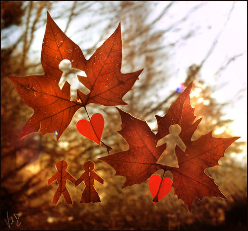 3.Jesienna - 316600-Boy-Girl-Autumn-Leaves.jpg