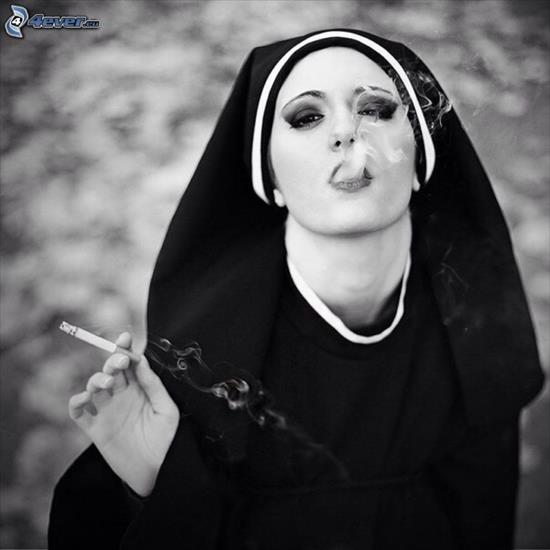 NuNN - zakonnica,-palenie,-czarno-biale-zdjecie-238151.jpg