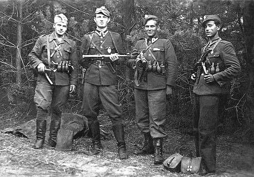 Poland - Anti-com... - V Wileńska Brygada Armii Krajowej Zygmunta Szend...erwszy z lewej. Wileńszczyzna wiosna-lato 1944r.jpeg